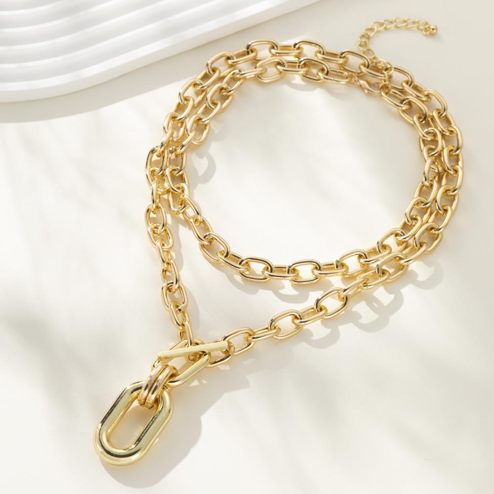  Chunky gold chain necklace with a brown geometric pendant, featuring a stylish toggle clasp and an adjustable chain, displayed on a neutral background. Perfect for bold and trendy fashion looks.