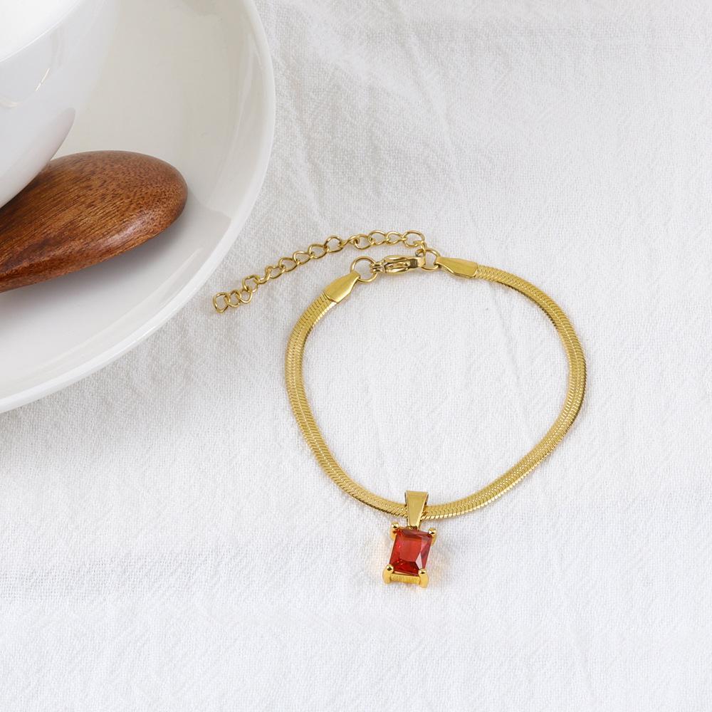 Elegant Gold Bracelet with Emerald Green Charm – Minimalist Jewelry