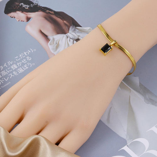 Elegant Gold Bracelet with Emerald Green Charm – Minimalist Jewelry